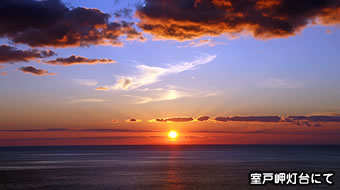 室戸岬灯台の夕陽